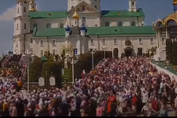 У Почаєві зібралися тисячі прихожан московського патріархату (Відео)