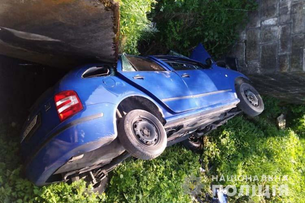 Пасажир загинув: на Тернопільщині водій не справився з керувавнням і з'їхав з дороги