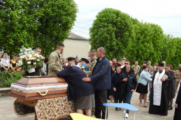 На Тернопільщині попрощалися із загиблим бійцем: його син теж захищає Україну