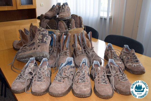 Для захисників із Шумської громади благодійники передали літнє взуття