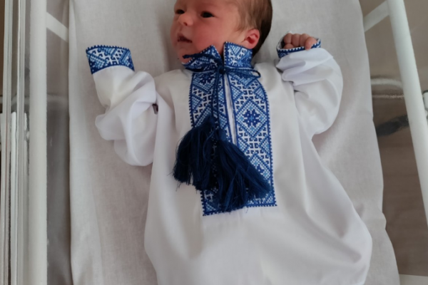Крихітні патріоти: у Тернополі немовлят одягнули у вишиванки (Фото)