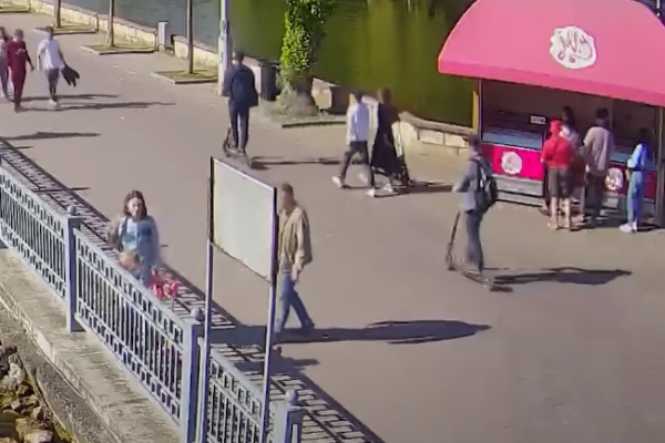 У Тернополі розшукують юнаків на електросамокаті, які зіткнулися із велосипедистом
