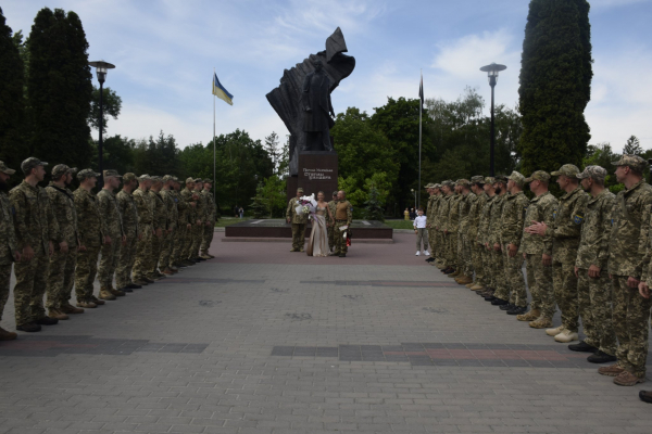 У Тернополі на весільний рушник стали військовий та перукарка-колористка (Фото)