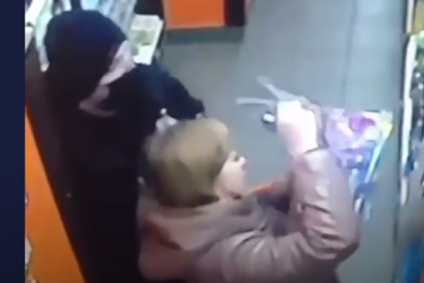 У Тернополі чоловік з жінкою обікрали «Рукавичку» (Відео)