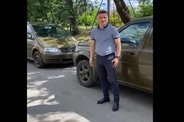 Ще двa aвтомобілі для бaтaльйону «Кaрпaтськa Січ» передaв Михaйло Головко (Відео)