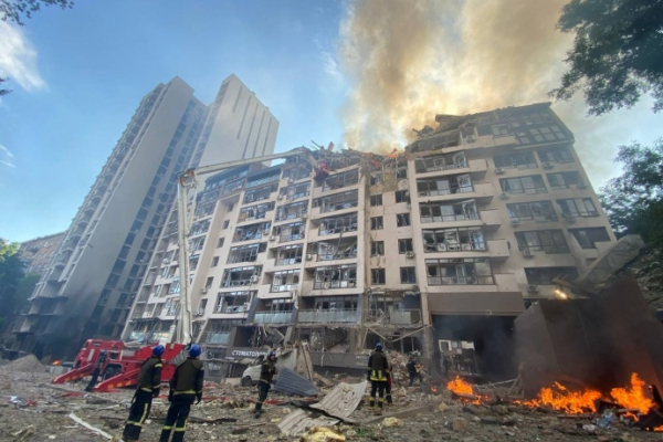 У Києві ракета влучила у багатоповерхівку, під завалами є люди