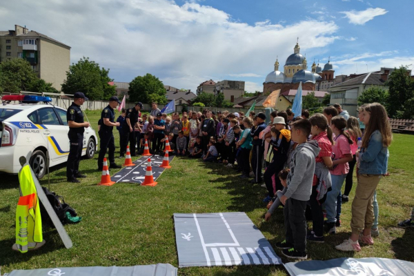 На Тернопільщині поліцейські навчають дітей правил дорожнього руху