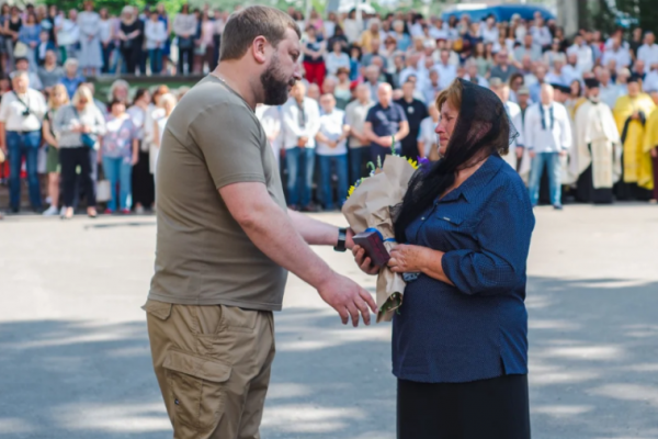 Мама плаче: на Тернопільщині посмертно нагородили двох загиблих Героїв