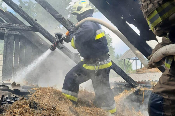 На Тернопільщині у селі рятувальники гасили пожежу