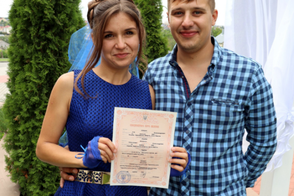 Під звуки сирени: на Тернопільщині одружилися молодята з Херсону 