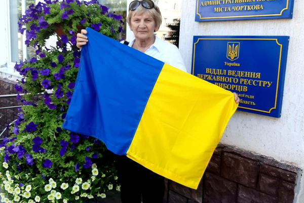 У Чорткові голови ОСББ отримали українські прапори, щоб підняти їх на будинках