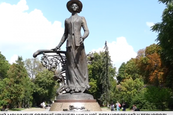 Пам'ятник Соломії Крушельницькій у Тернополі святкує день народження