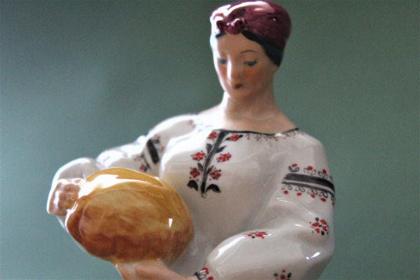 У Тернопільському музеї зберігається фарфорова скульптура «Жінка з паляницею»