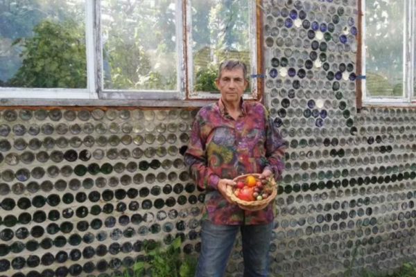 На Тернопільщині чоловік збудував теплицю зі скляних пляшок