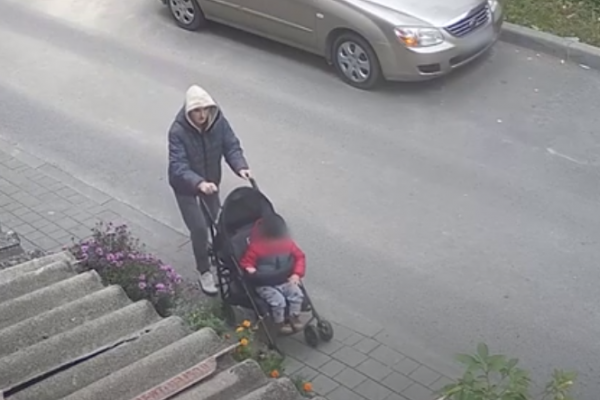 У Тернополі розшукують жінку, яка викрала дитячий самокат