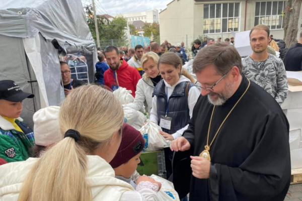 Блаженніший Святослав у Тернополі роздавав продуктові набори переселенцям