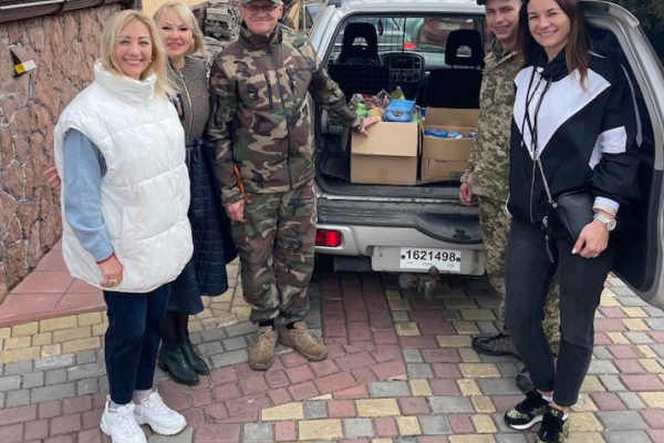 Жінки з тернопільської «Дії» передали автомобіль захисникам