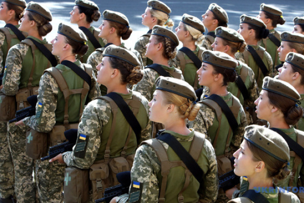 Жінки все ж будуть змушені ставати на військовий облік. Але не всі