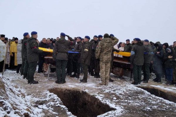 Понад тисяча людей прийшли попрощатися: на Тернопільщині поховали молодих загиблих під Бахмутом Героїв