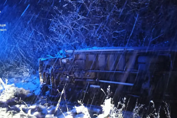 Снігопад на Тернопільщині: автомобілі позносило з дороги