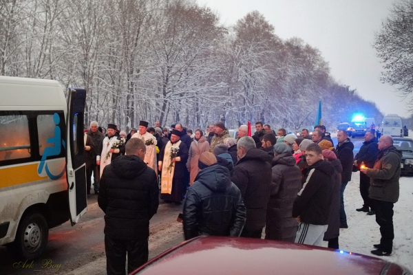 Сотні людей прийшли, щоб віддати шану українському захиснику: на Тернопільщині зустріли тіло Героя