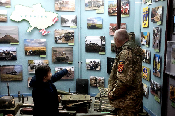 Подарунок на День сина: у Тернополі військовий привів свою дитину до музею, щоб більше розповісти про Україну