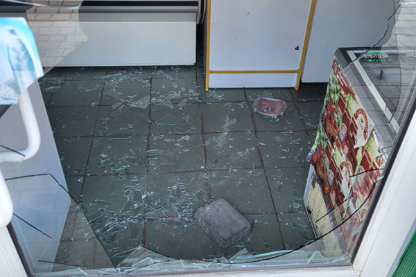 Крадіжка на «Східному»: 19-річний та 25-річний злодії вночі розбили вікно і обікрали торговий заклад