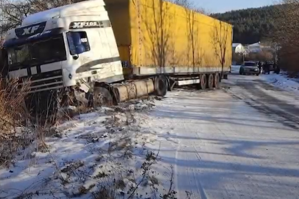 Що роблять дорожники: через слизьку дорогу на Тернопільщині вантажівка злетіла з траси і перекинулась