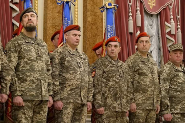 Президент вручив відзнаку «За мужність та відвагу» командиру 44 бригади Роману Дудченку 