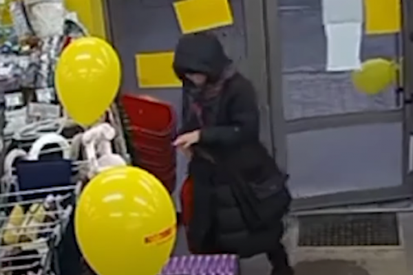 У Тернопополі жінка обікрала магазин: камера зафіксувала підозрювану
