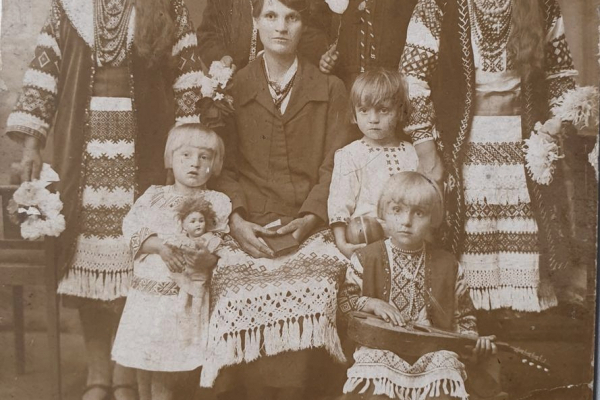 Родина із села Малий Ходачків на ретро фото