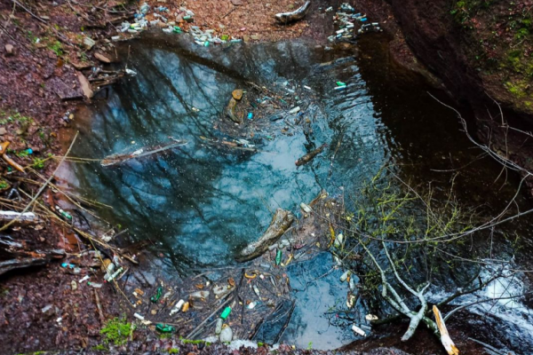 Жителі Тернопільщини скидають пластик і поліетилен у річку, засмічуючи Русилівські водоспади