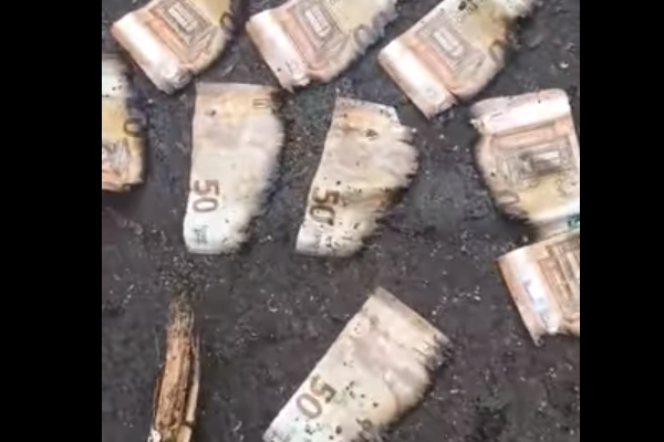 Дивний випадок: на Тернопільщині хтось викинув справжні євро та фунти у каналізацію