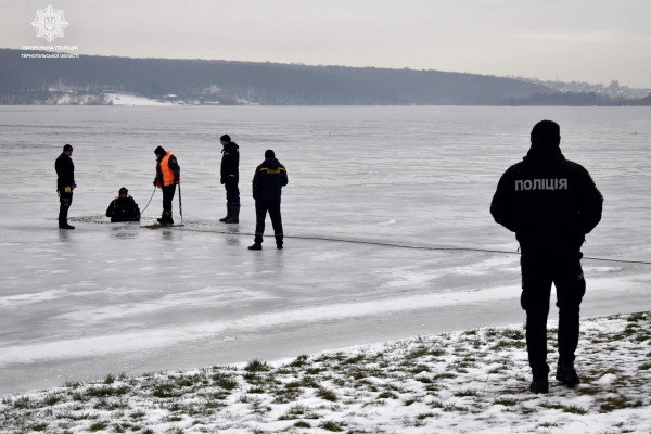 На Тернопільському ставі поліцейські й рятувальники нагадали людям як безпечно поводитись на льоду