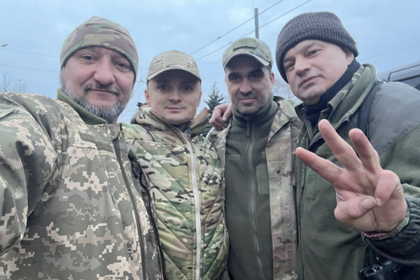 Голова Тернопільської обласної ради з подарунками та смаколиками відвідав воїнів на передовій