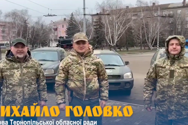 На Різдво голова Тернопільської облради відвіз автівки українським захисникам на передову (Відео)