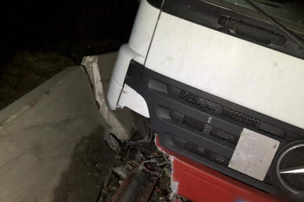 Не був уважний за кермом: на Тернопільщині вантажівка врізалася у бетонний обмежувач