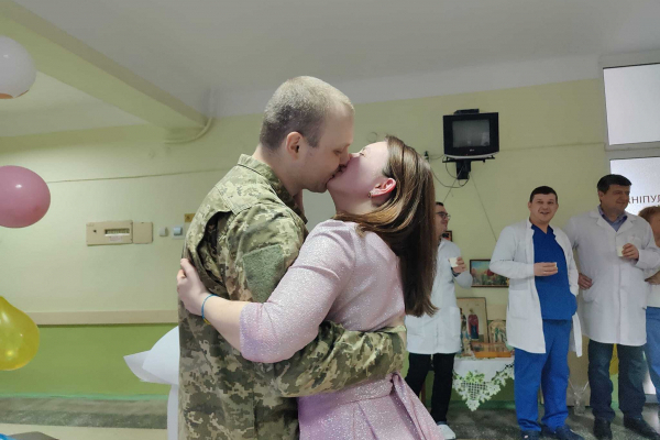 У Тернополі поранений захисник одружився просто у лікарні