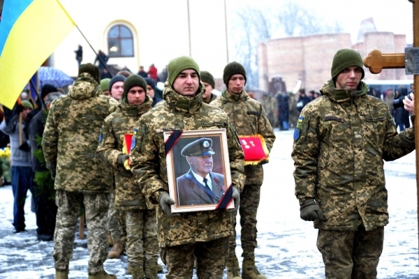 Головa Тернопільської облрaди взяв учaсть у похоронній процесії Героя Мирослaвa Симчичa