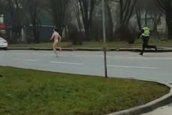 У Тернополі патрульні бігали за голим чоловіком