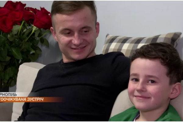 Довгоочікувана зустріч: військовий з Тернополя зробив сюрприз своєму синочку на день народження