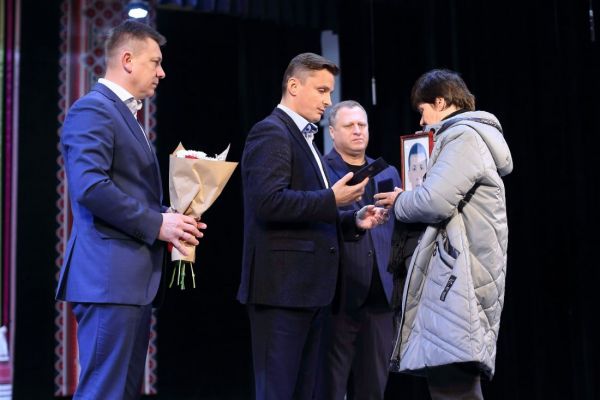 «Вони навіки в наших серцях»: у Тернополі вручили почесні відзнаки родинам Героїв з Тернопільщини