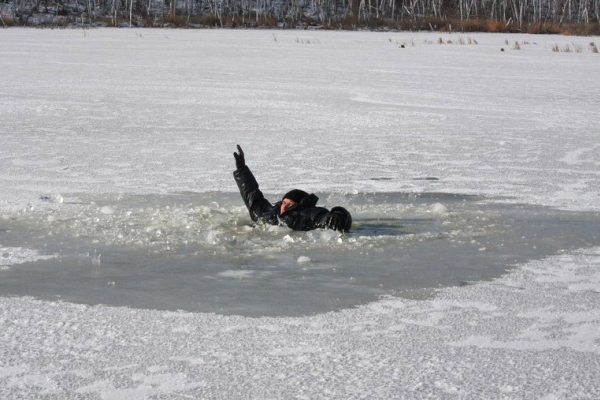 Один вибрався, другого шукають: на Тернопільщині двоє юнаків провалилися під лід