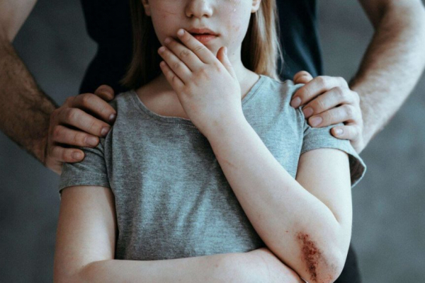 На Тернопільщині чоловік розбещував 12-річну дівчинку: 5 років тюрми
