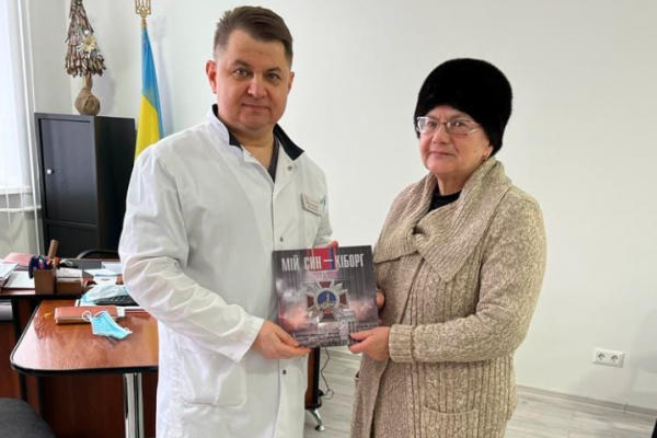 «Такі книги повинні мати підтримку»: Тернопільський депутат Віктор Овчарук отримав подарунок від матері загиблого Героя