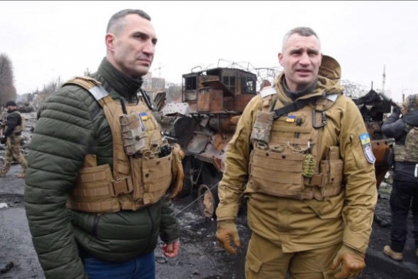 Віталій Кличко відвідав військову частину, яка захищала аеропорт у Гостомелі, та передав допомогу 