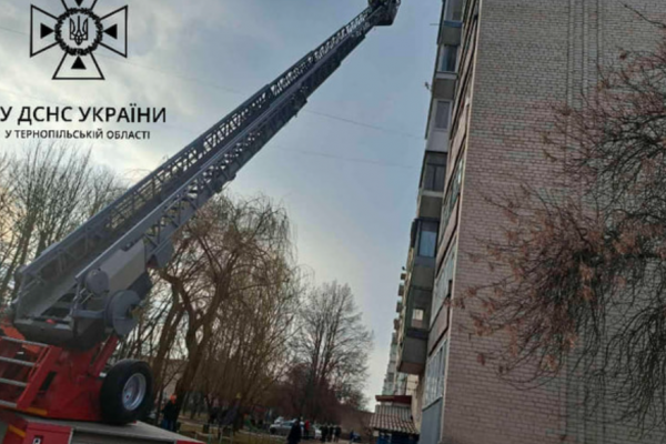 У Тернополі рятувальники визволяли з квартири 2-річну дитину