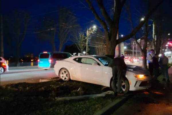 У Тернополі біля ставу потужне зіткнення: автівка вилетіла на тротуар