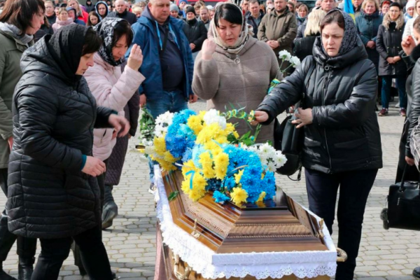 Сльози і біль: жителі Шумщини навколішки зустріли загиблого Героя Михайла Бондарука
