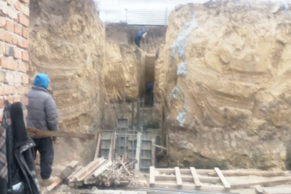Набудували: у Тернополі руйнується приватний будинок через забудову